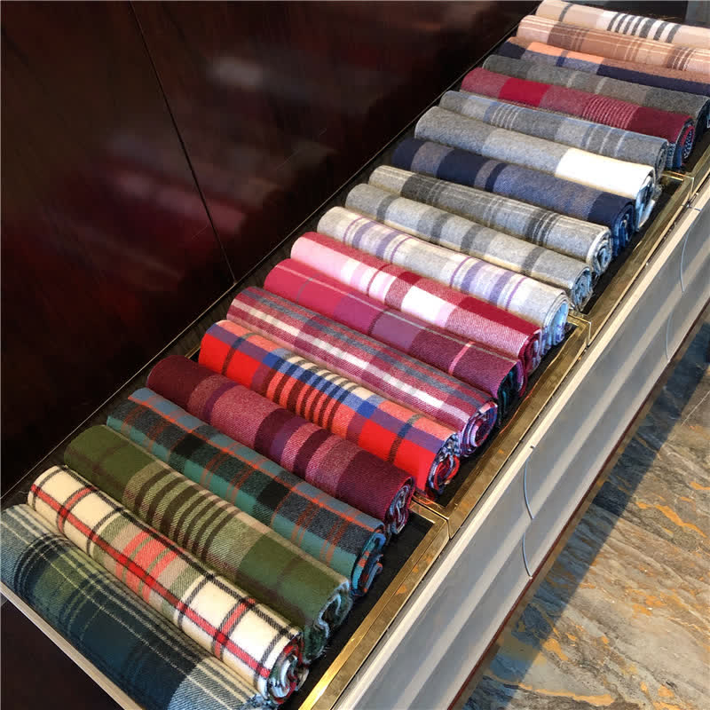 Bufanda unisex de cuadros grandes y cálidos de Lamb Edinburgh - image 5