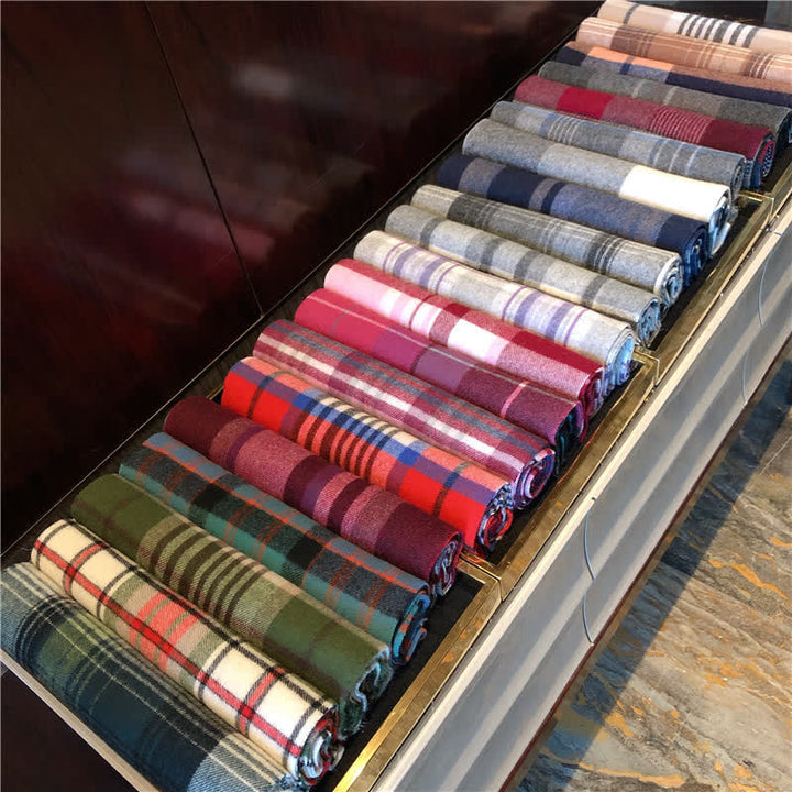 Bufanda unisex de cuadros grandes y cálidos de Lamb Edinburgh - image 5