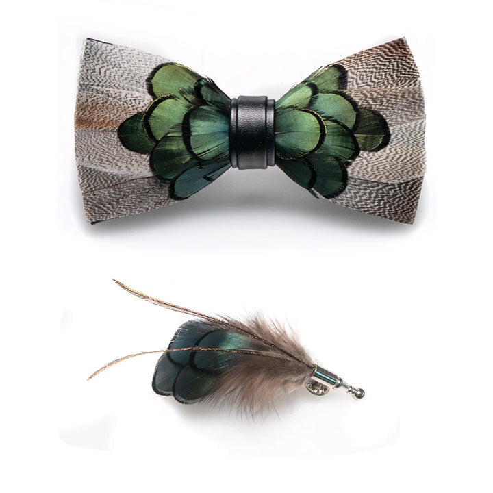 Pajarita con plumas en gris y verde bosque y broche de solapa