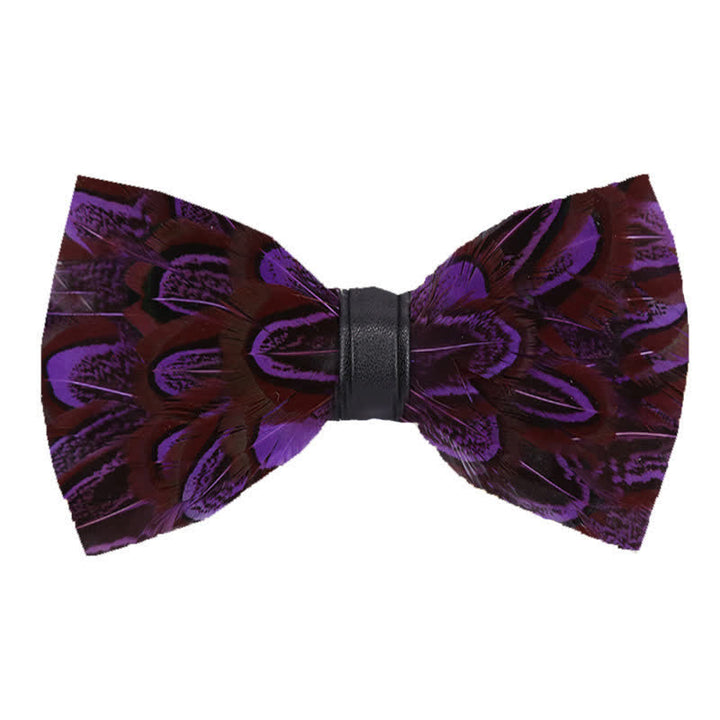 Pajarita con plumas color morado y ladrillo refractario y alfiler de solapa