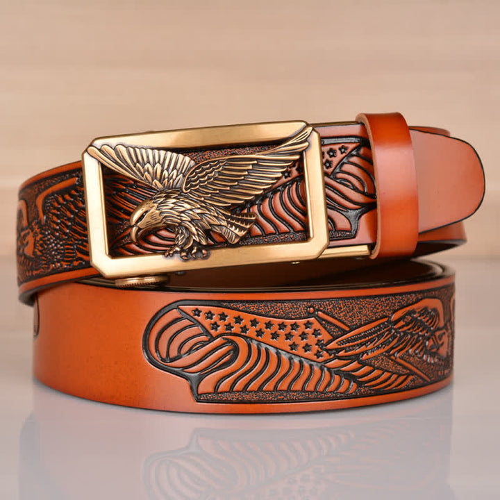 Cinturón de cuero con relieve y hebilla de águila hueca para hombre