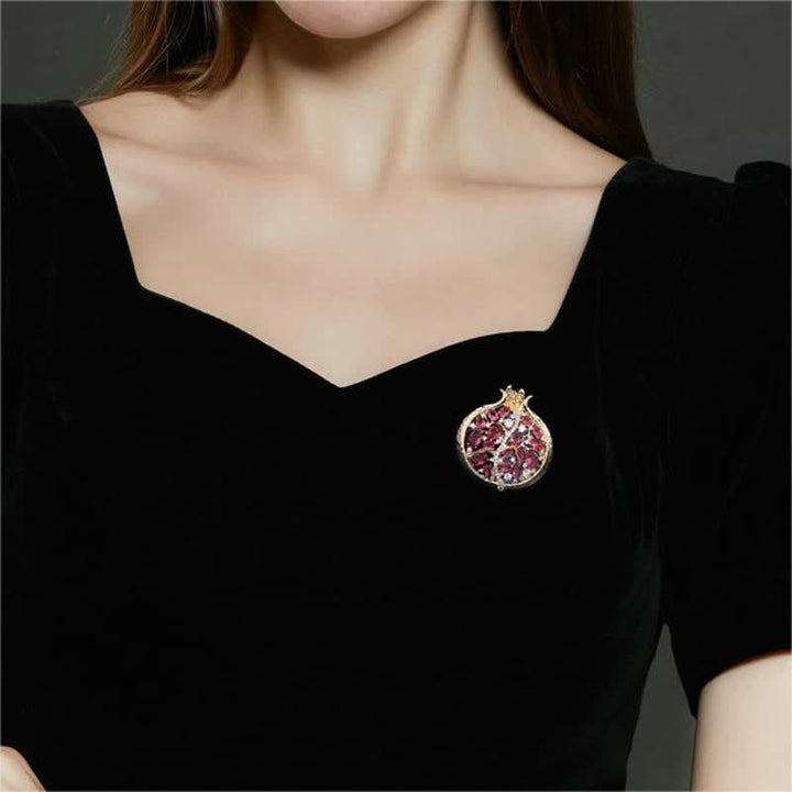 Broche elegante de mujer con forma de insecto y granada.
