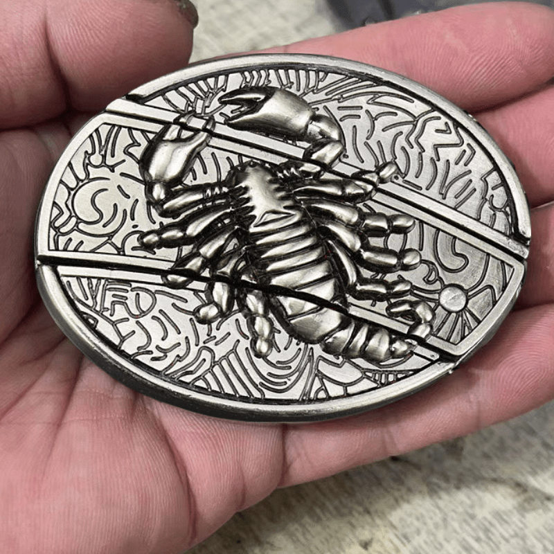 Cinturón de cuero de escorpión para hombre con navaja plegable