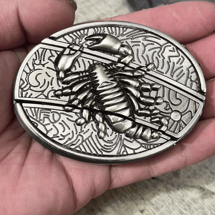 Cinturón de cuero de escorpión para hombre con navaja plegable