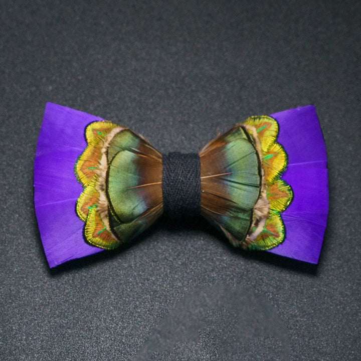 Pajarita con plumas reales moradas y verdes y broche de solapa