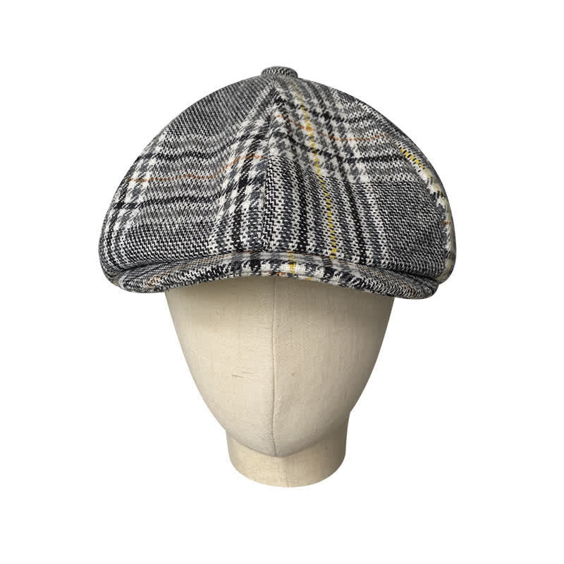 Gorra tipo boina de repartidor de periódicos con rayas amarillas y cuadros grises