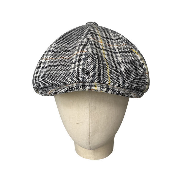 Gorra tipo boina de repartidor de periódicos con rayas amarillas y cuadros grises