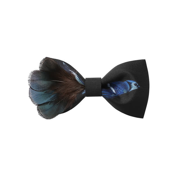 Pajarita con plumas de urraca en negro y azul