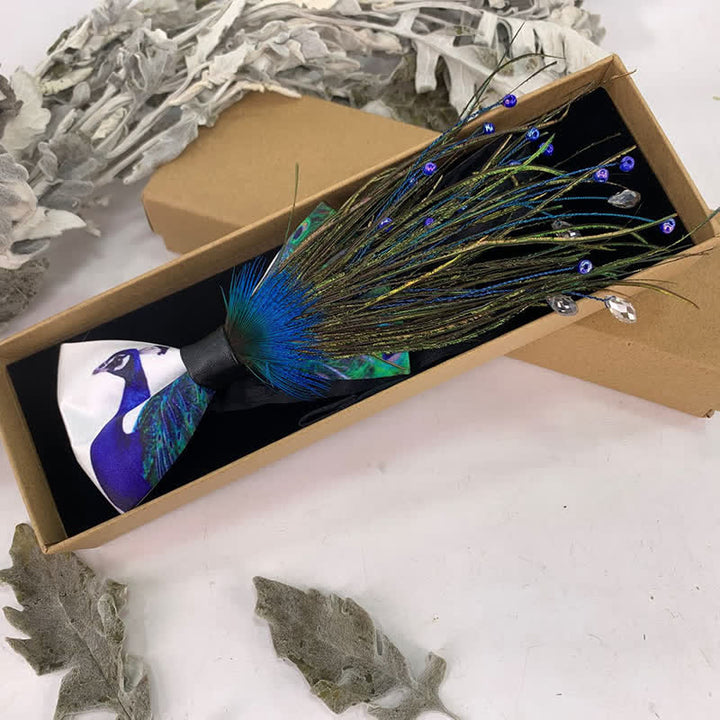 Pajarita con plumas y cuentas de cola de pavo real azul