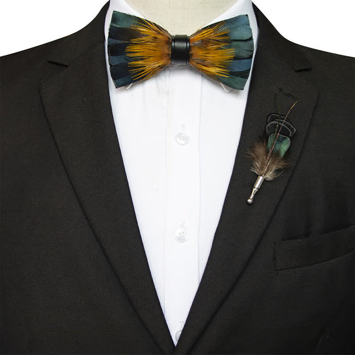 Pajarita con plumas de martín pescador en verde bosque y amarillo y broche de solapa