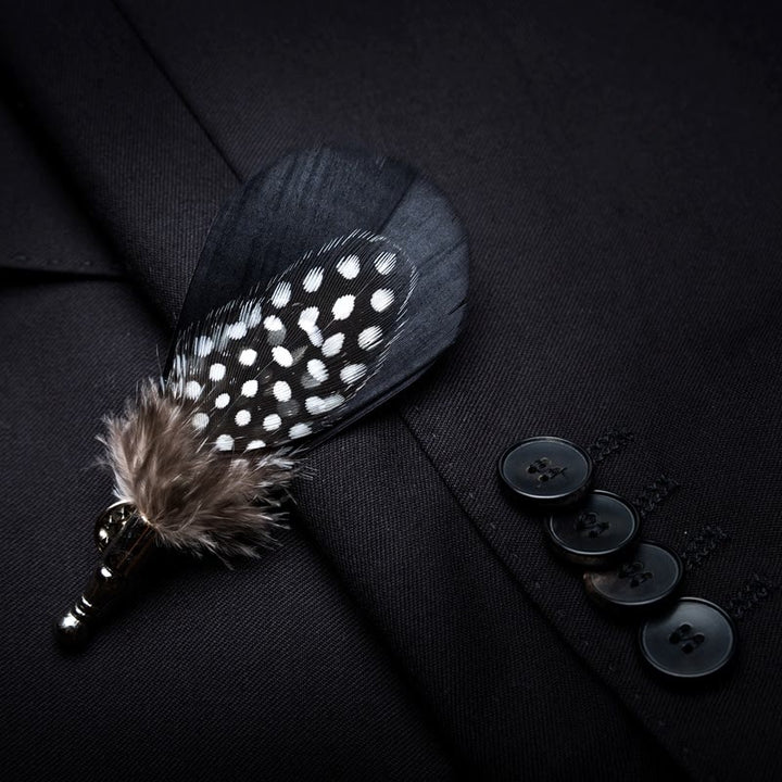Pajarita infantil con plumas y lunares blancos y negros con broche de solapa