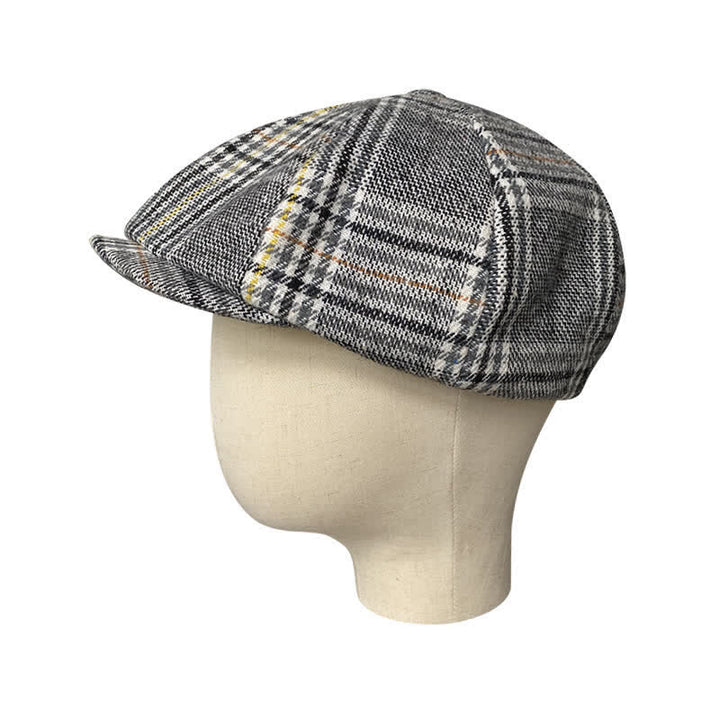 Gorra tipo boina de repartidor de periódicos con rayas amarillas y cuadros grises