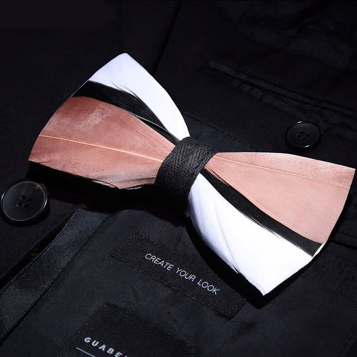 Pajarita con plumas onduladas en rosa pálido y blanco para niños con prendedor de solapa