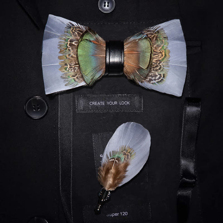 Pajarita de caballero con plumas en gris y verde y broche de solapa