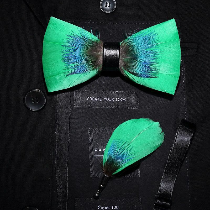 Pajarita con plumas azules y verdes para niños con broche de solapa