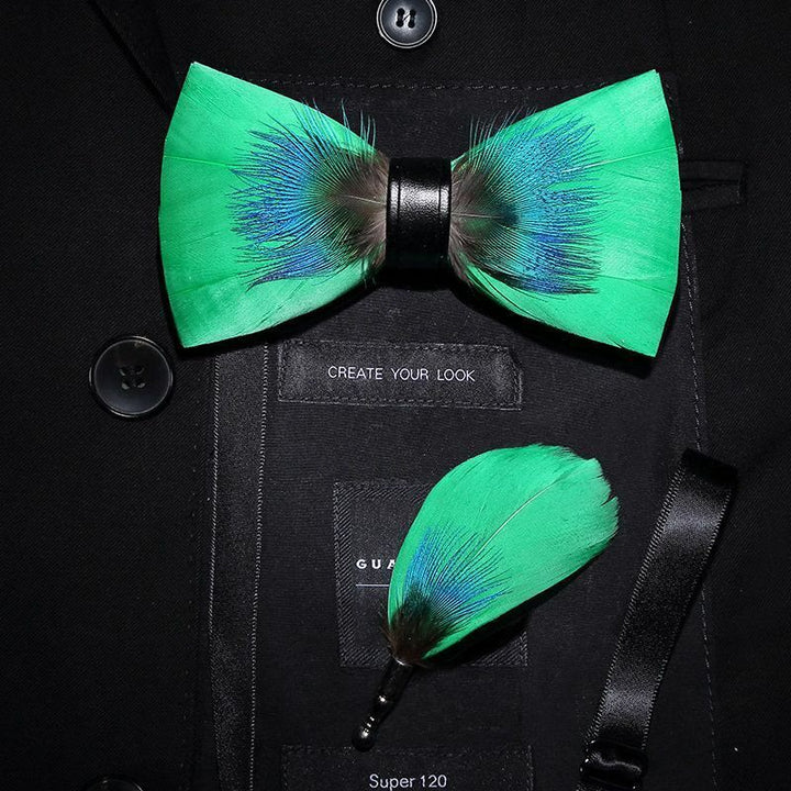 Pajarita con plumas azules y verdes para niños con broche de solapa