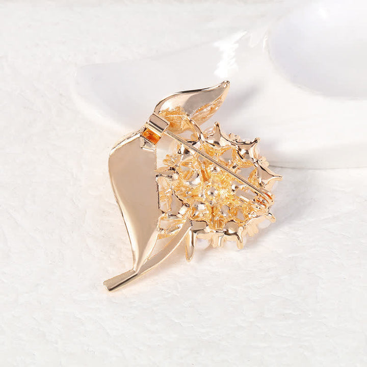 Broche de perlas con flores frescas para mujer