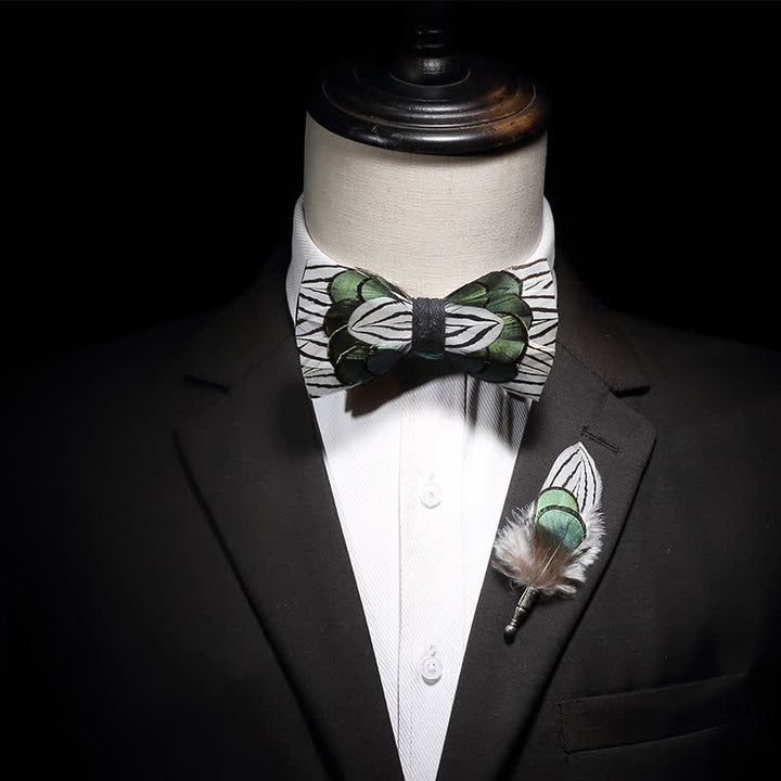 Pajarita con plumas de bosque verde y blanco y broche de solapa