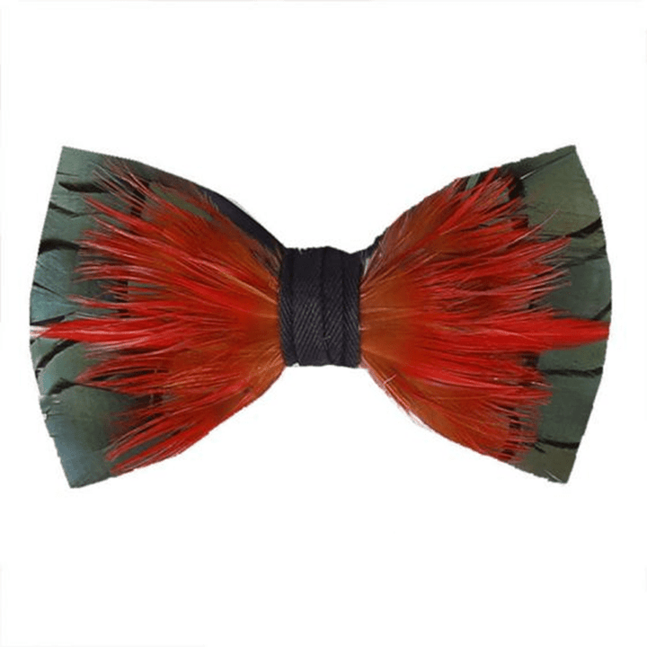 Pajarita con plumas de color rojo intenso y verde oscuro y broche de solapa