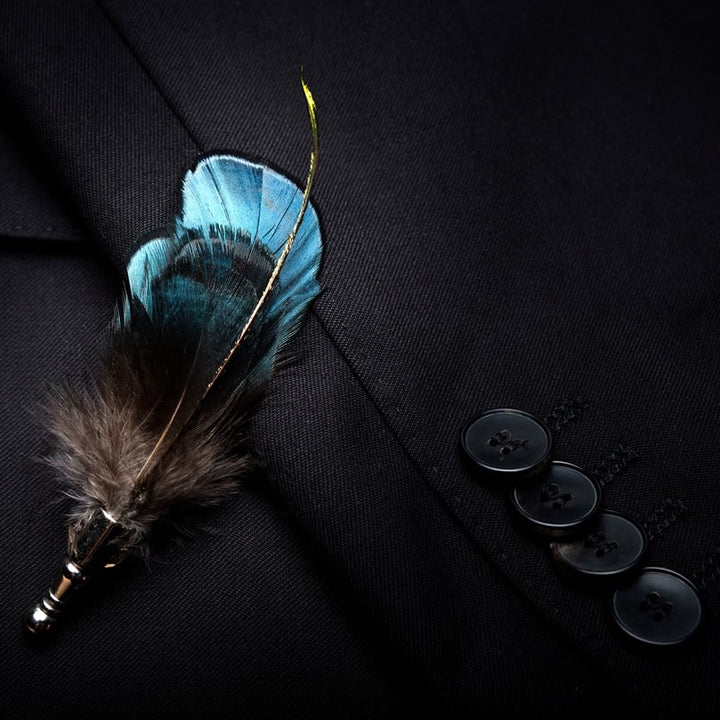 Pajarita infantil con plumas en turquesa y negro y broche de solapa