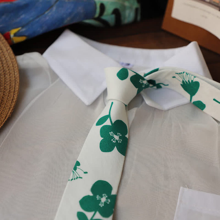 Corbata fina elegante con diseño floral para hombre.