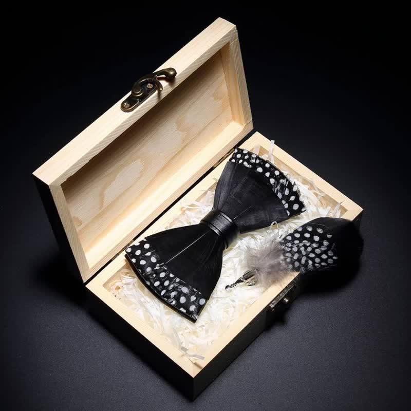 Pajarita de plumas con lunares negros para niños y broche de solapa
