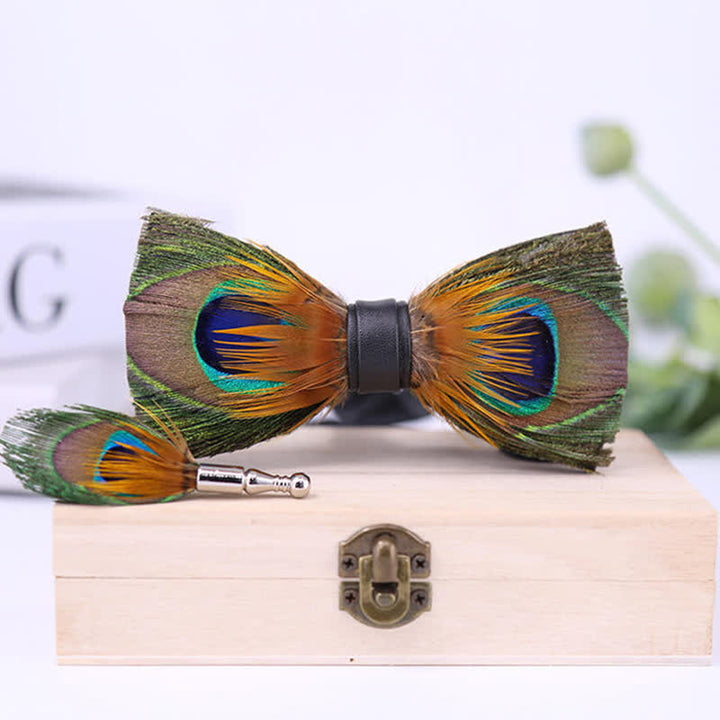 Pajarita con plumas y prendedor de solapa con ojos de pavo real verde