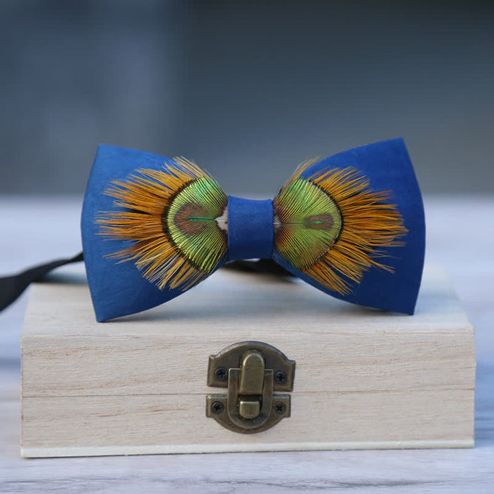 Pajarita majestuosa con plumas de pavo real en azul y amarillo