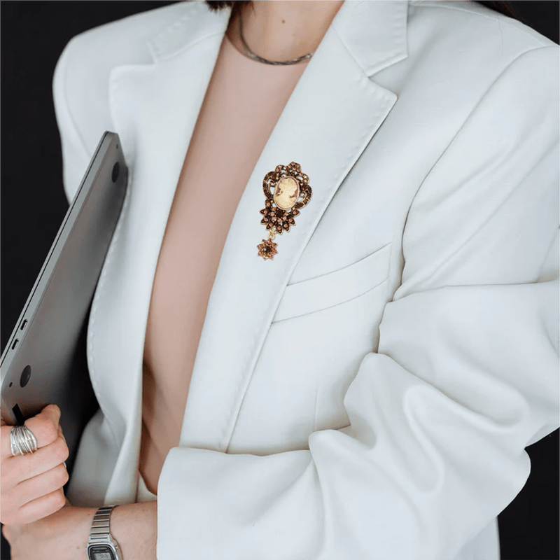 Broche de flores con camafeo antiguo para mujer