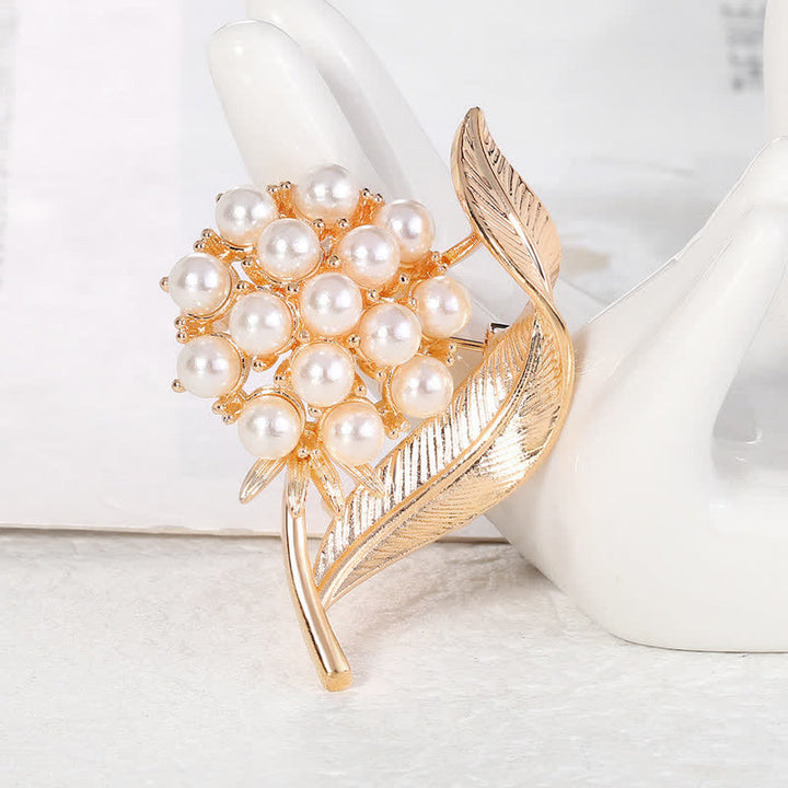 Broche de perlas con flores frescas para mujer