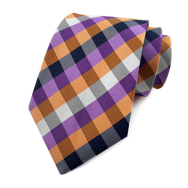 Traje de esmoquin ajustado para hombre con corbata a cuadros