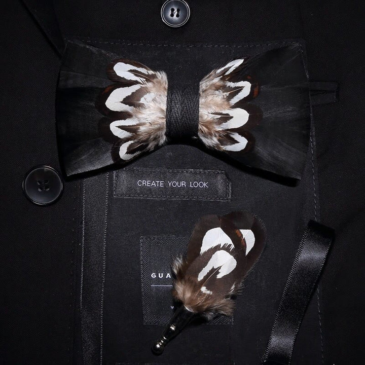 Pajarita con plumas y estampado en blanco y negro con alfiler de solapa