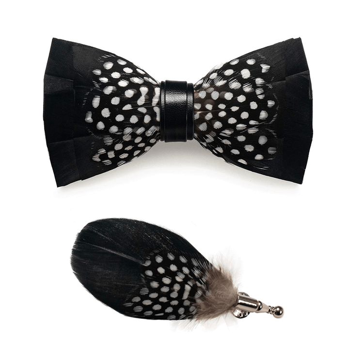 Pajarita infantil con plumas y lunares blancos y negros con broche de solapa