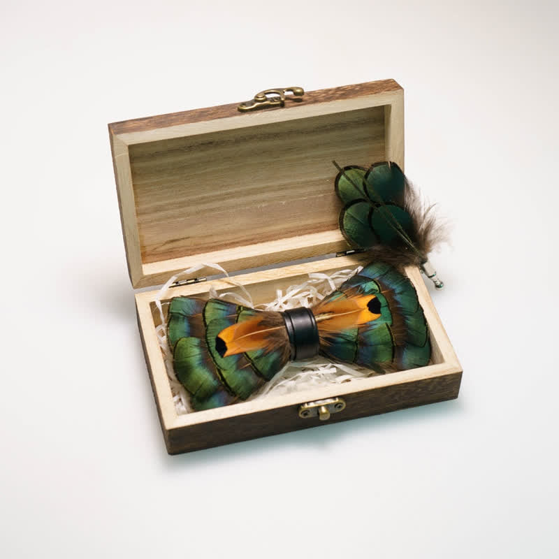 Pajarita infantil con plumas verde esmeralda y doradas y broche de solapa