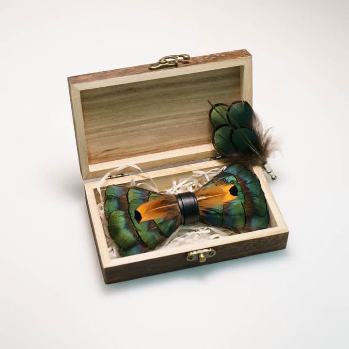 Pajarita infantil con plumas verde esmeralda y doradas y broche de solapa