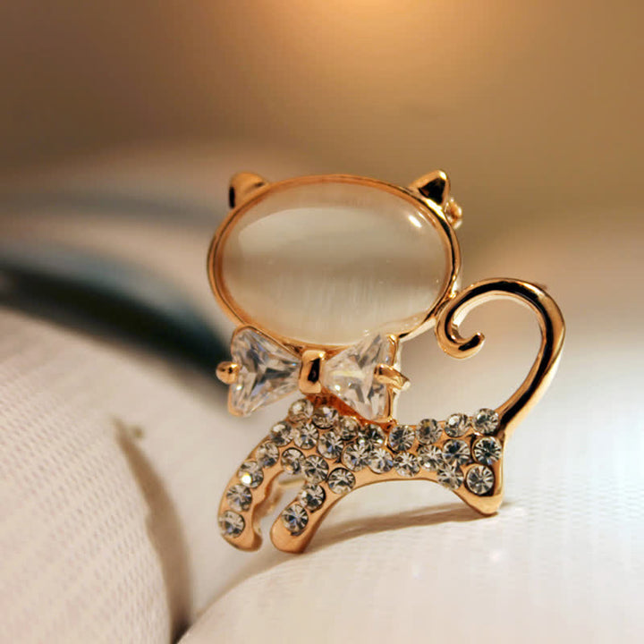 Broche de mujer con gatito de ópalo y pajarita