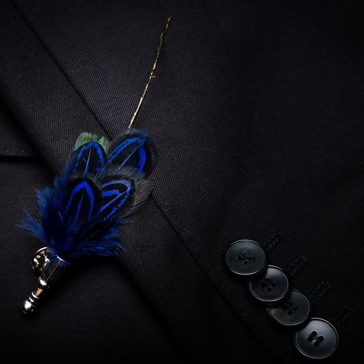 Pajarita infantil con plumas y lunares blancos en azul oscuro y broche de solapa