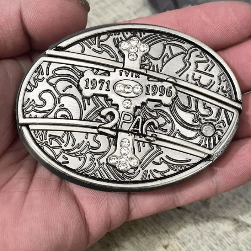 Cinturón pequeño de cuero con cruz para hombre y navaja plegable