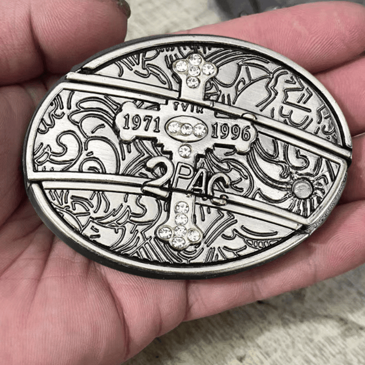 Cinturón pequeño de cuero con cruz para hombre y navaja plegable