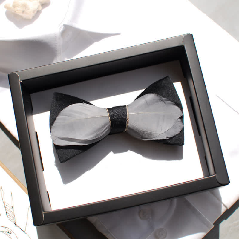 Pajarita de terciopelo gris y negro con plumas