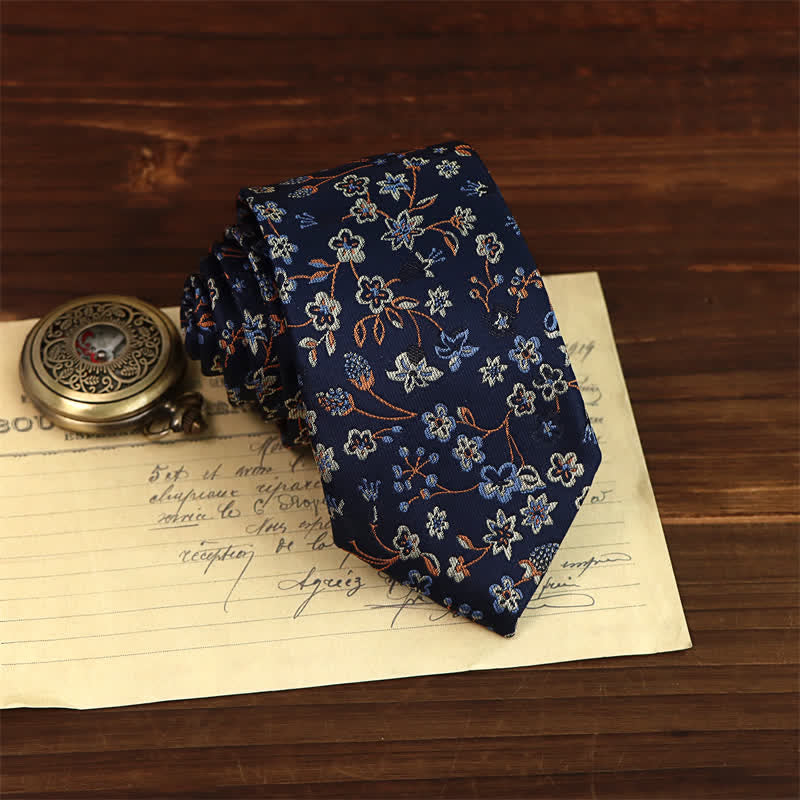 Corbata de hombre con estampado floral misterioso en azul marino y blanco 