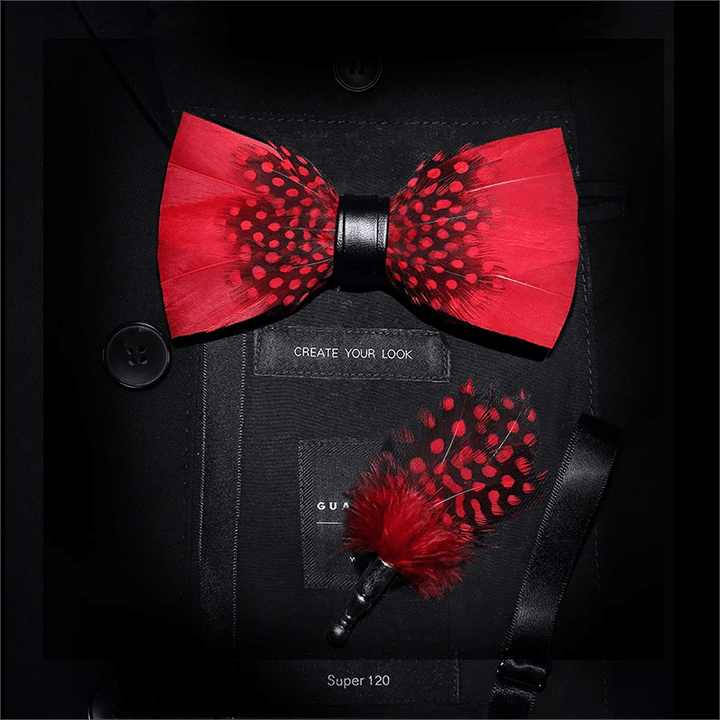 Pajarita con plumas de pinzón rojas y negras y broche de solapa