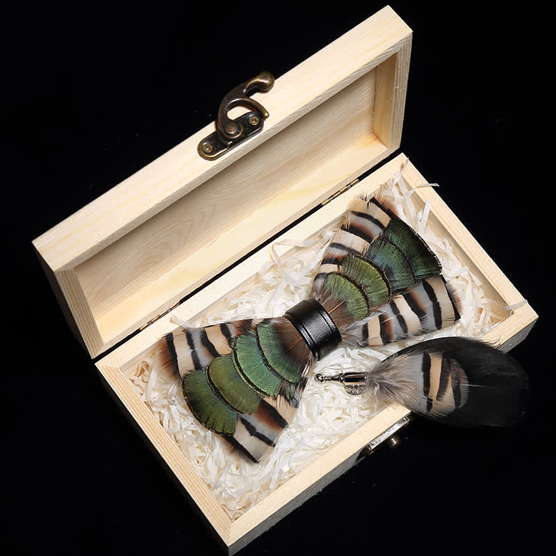 Pajarita con plumas de ganso verde y beige y broche de solapa