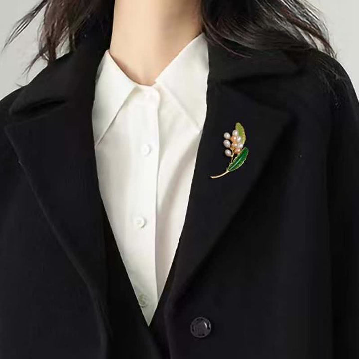Broche de jazmín con perlas de agua dulce para mujer