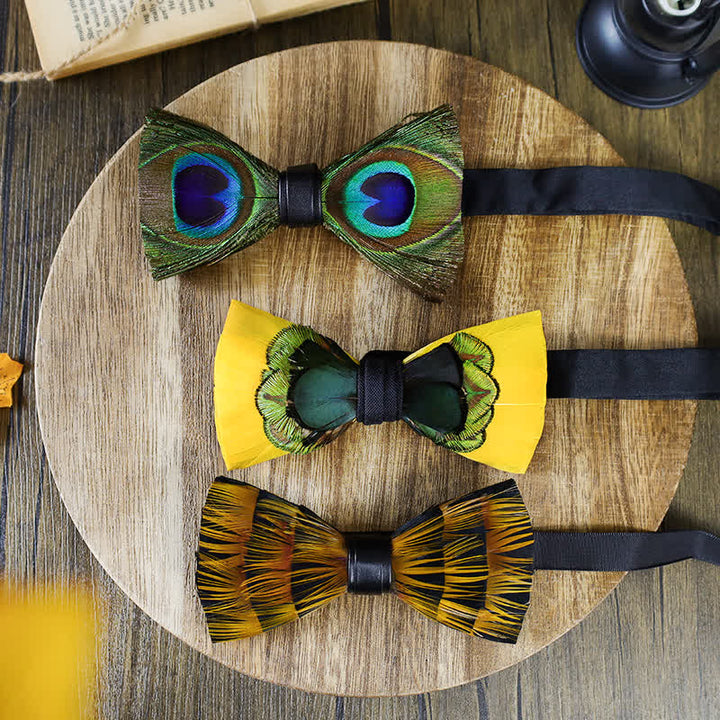 Colección de pajaritas con plumas de pavo real amarillas
