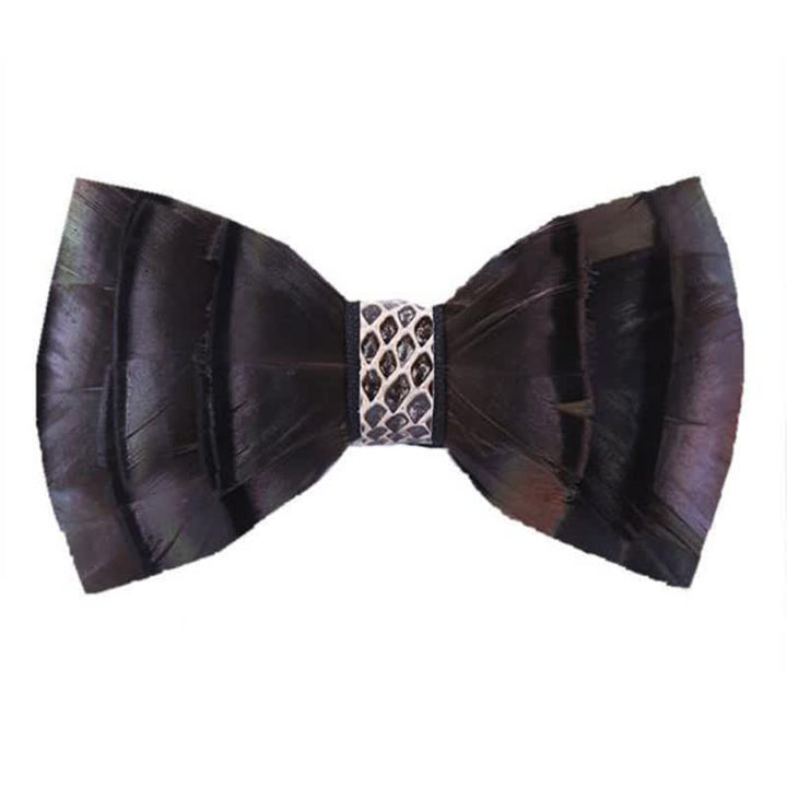 Pajarita de plumas con estampado de serpiente de color morado oscuro