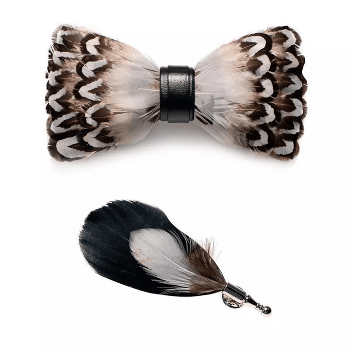 Pajarita con plumas de la naturaleza en blanco y marrón y broche de solapa
