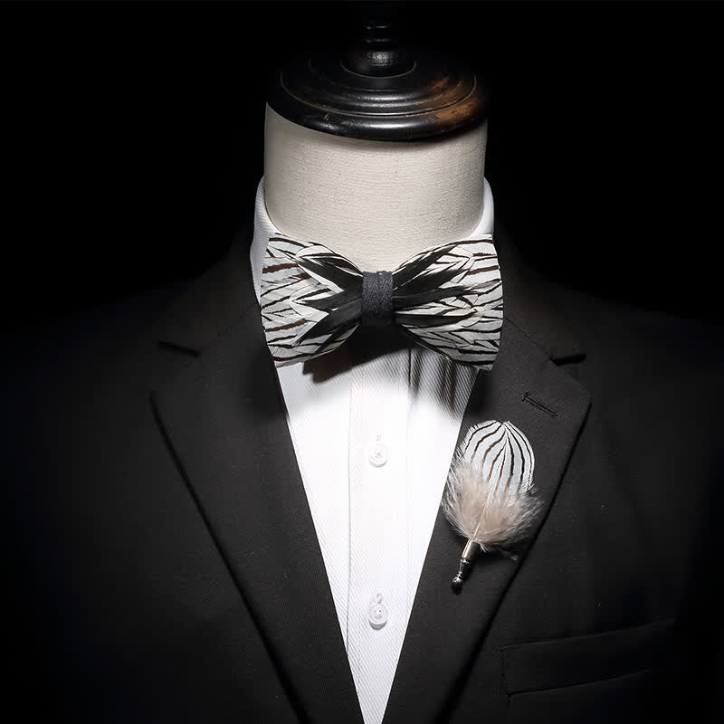 Pajarita con plumas y rayas de cebra en blanco y negro para niños con prendedor de solapa