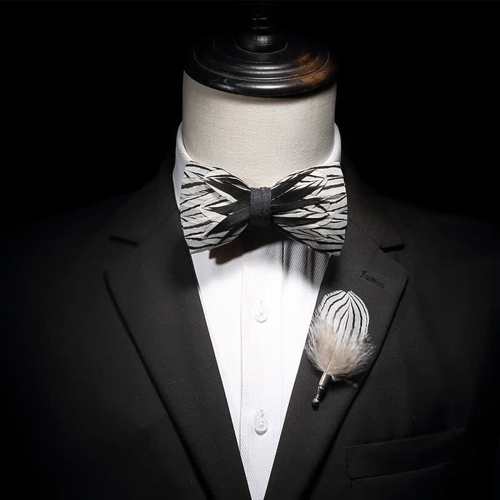 Pajarita con plumas y rayas de cebra en blanco y negro para niños con prendedor de solapa