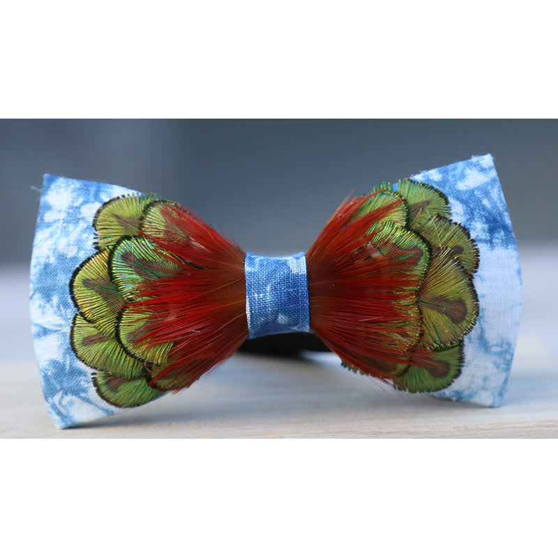 Pajarita con plumas de colores y efecto tie-dye en azul cerúleo